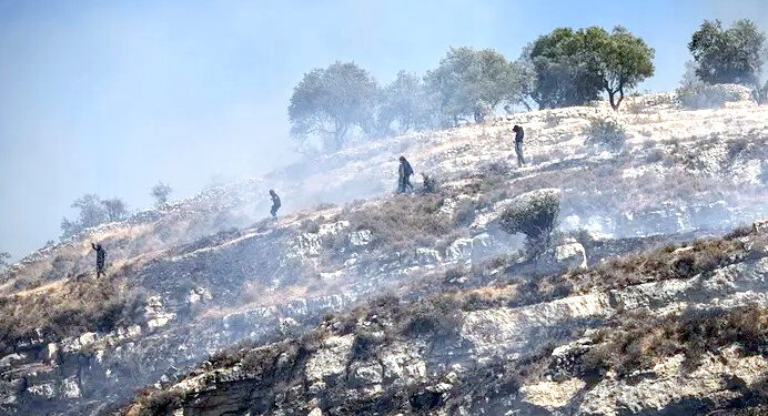 مغربی کنارے کے گاؤں میں اسرائیلی آباد کاروں اور فلسطینیوں کے درمیان جھڑپ