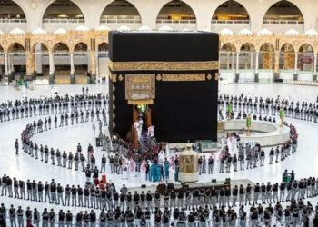 خانہ کعبہ کی اندرونی دیواروں اور فرش کو آبِ زم زم اور عرق گلاب سے غسل دیا گیا