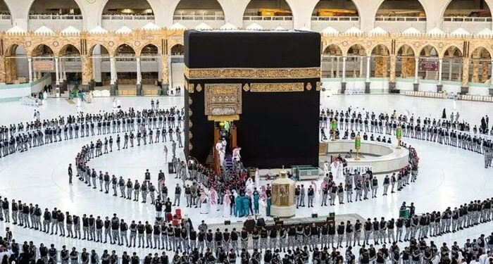 خانہ کعبہ کی اندرونی دیواروں اور فرش کو آبِ زم زم اور عرق گلاب سے غسل دیا گیا