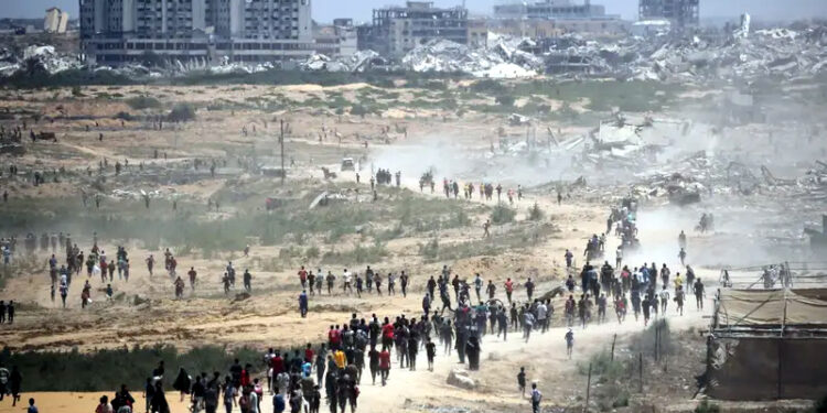 امداد سے لدا ٹرک فلسطینیوں پر الٹ گیا، 20 جاں بحق