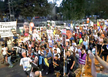 غزہ جنگ، قیدیوں کے معاہدے کے لیے تل ابیب میں ہزاروں افراد کا احتجاج