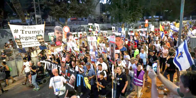 غزہ جنگ، قیدیوں کے معاہدے کے لیے تل ابیب میں ہزاروں افراد کا احتجاج