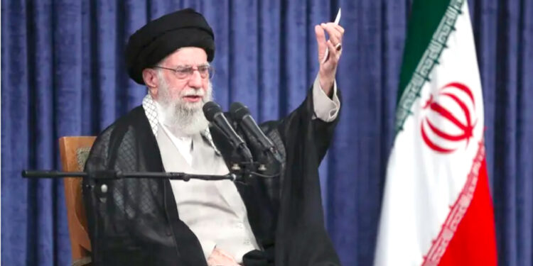 ایران امریکی مطالبات کے آگے کسی صورت نہیں جھکےگا: خامنہ ای