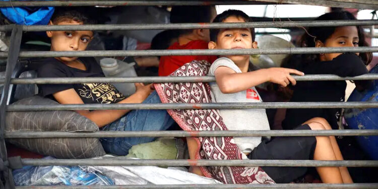 غزہ شہر میں کئی رہائشی علاقے فضائی حملوں کا نشانہ بنے