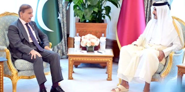 دوحہ میں وزیراعظم شہباز شریف کی امیر قطر شیخ تمیم بن حمد الثانی سے ملاقات