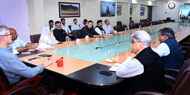 سرینگر جموں شاہراہ کی بحالی، نتن گڈکری کی وزیر اعلیٰ عمر عبد اللہ سمیت دیگر افسران سے جائزہ میٹنگ