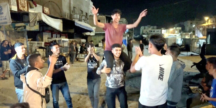 حماس اور اسرائیل کے درمیان معاہدہ طے پانے کے بعد غزہ اور تل ابیب میں عوام کا جشن