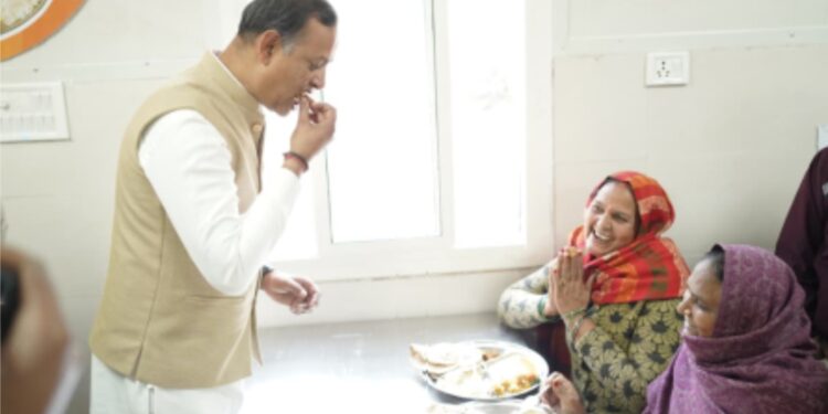 اٹل بہاری واجپائی کی یوم پیدائش پر دہلی کے باشندوں کو اٹل کینٹین تحفے میں دی گئی