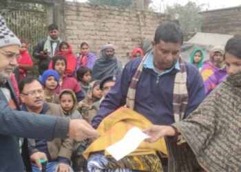 لعل گنج کے موضع کانٹی نہر پر امارت شرعیہ کی طرف سے متاثرین کے درمیان تقسیم ریلیف