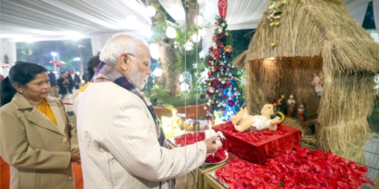 ایک طرف وزیر اعظم کرسمس تقریب میں  شامل، دوسری طرف فرقہ پرستوں کا ہنگامہ