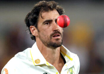 مچل اسٹراک سب سے زیادہ وکٹ لینے والے بائیں ہاتھ کے تیز بالر بنے