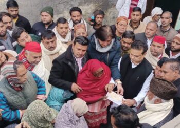 حادثہ میںفوت ہونے والوں کے خاندانوں کو امدادی چیک تقسیم