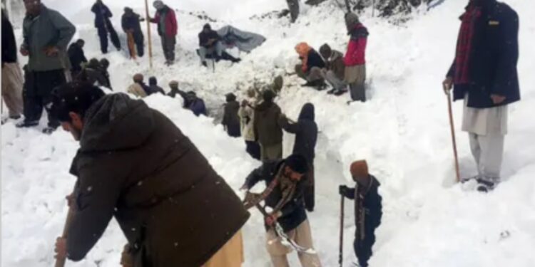 برفانی تودہ گرنے سے ایک ہی خاندان کے 10 افراد جاں بحق