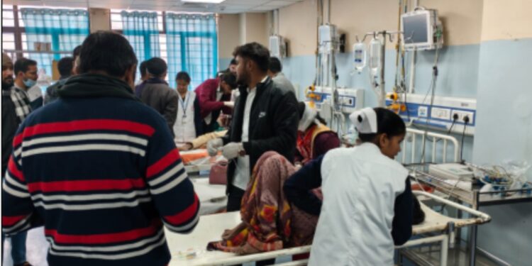 نالندہ میں تیز رفتار پک اپ وین الٹنے سے ایک خاتون ہلاک اور 2 درجن زخمی،6 ریفر
