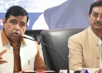 جمنا میں گاد اور بدبودار پانی میں کروز کیسے چلائے گی سرکار؟: انیل بھاردواج