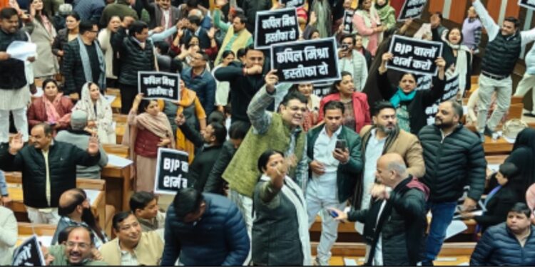 گروؤں کی توہین اب ایم سی ڈی ایوان میں ’آپ‘ کا احتجاج، کپل مشرا سے استعفیٰ کا مطالبہ