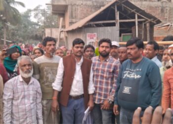 کٹیہار کے ایکسَلّا میں رہائشی معاون کو مقامی لوگوں نے بنایا یرغمال
