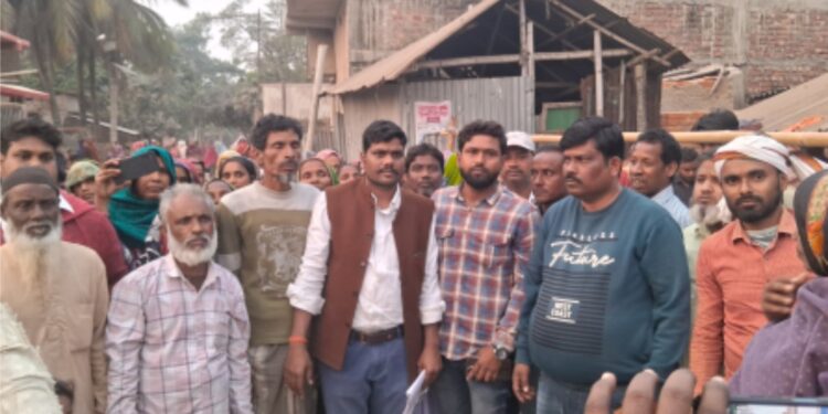 کٹیہار کے ایکسَلّا میں رہائشی معاون کو مقامی لوگوں نے بنایا یرغمال