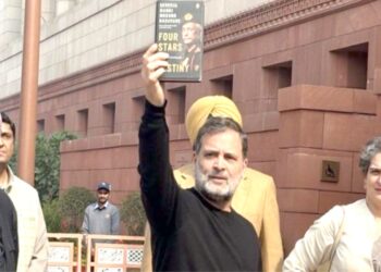 پارلیمنٹ میں بول بھی نہیں پائے وزیر اعظم مودی
