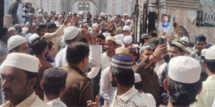 قیامت کے دن  نامہ اعمال داہنے ہاتھ میں ہوگا سمجھو وہ کامیاب ہے