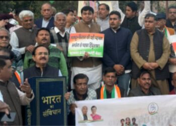 کانگریسیوں  نے مرکزی حکومت کے فیصلوں کے خلاف منریگا بچاؤ پدیاترا نکال کر احتجاج کیا