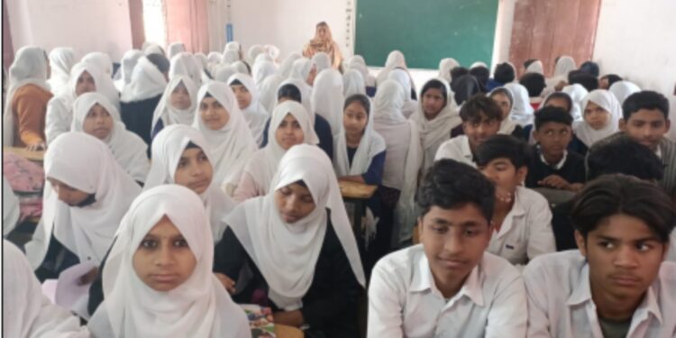 بہارشریف میں اردو مڈل اسکول بلخی خانقاہ میں عمارت کا بحران،400 سے زائد بچے دو کمروں میں پڑھنے پر مجبور