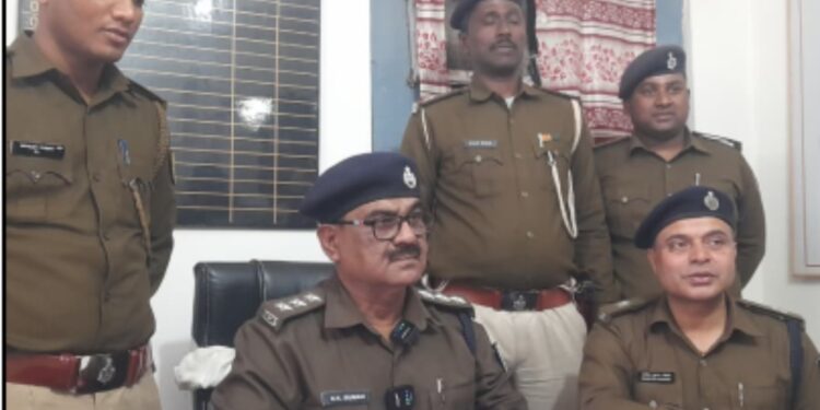 پستول، 2 زندہ کارتوس کے ساتھ 3 بدمعاش گرفتار