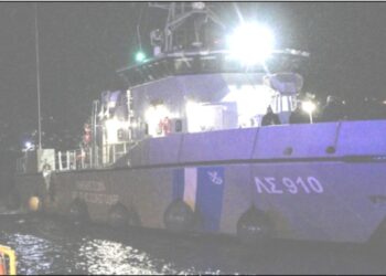 یونان میں کوسٹ گارڈ کے جہاز کی مہاجر کشتی سے ٹکر میں 15 لوگوں کی موت