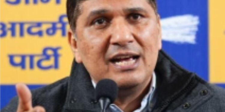 جنتَر منتر پر نوکری سے نکالے گئے ہزاروں ملازمین کے حق کی آواز اٹھائیں گے :کیجریوال