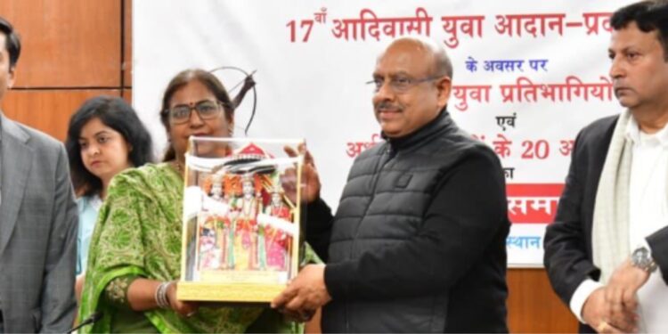 وجیندر گپتا نے 17 ویں ٹرائبل یوتھ ایکسچینج پروگرام کے تحت افسروں سے بات چیت کی