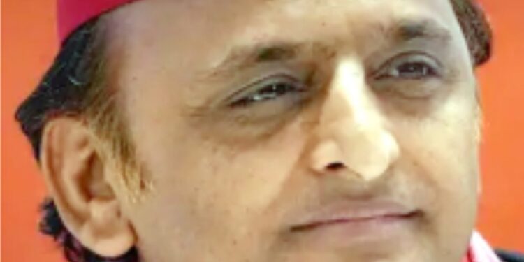 اکھلیش یادو کا سرکاری اسکولوں کو بڑے پیمانے پربند کیے جانے کا الزام، اسے تعلیم کے خلاف سازش قرار دیا