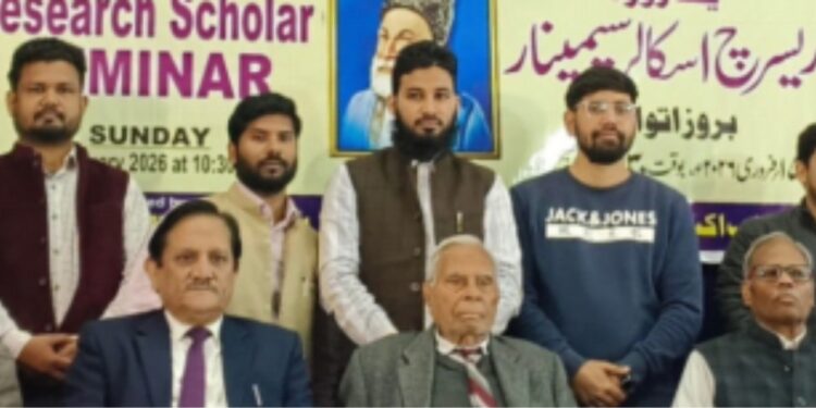 غالب اکیڈمی کے ریسرچ اسکالر سیمینار میں پروفیسر شہپر رسول کا اظہار خیال