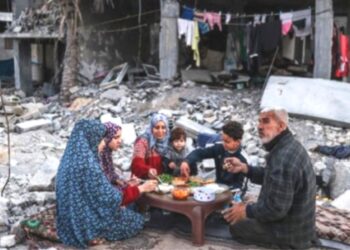 غزہ میں تباہ شدہ گھروں کے ملبے پر افطار