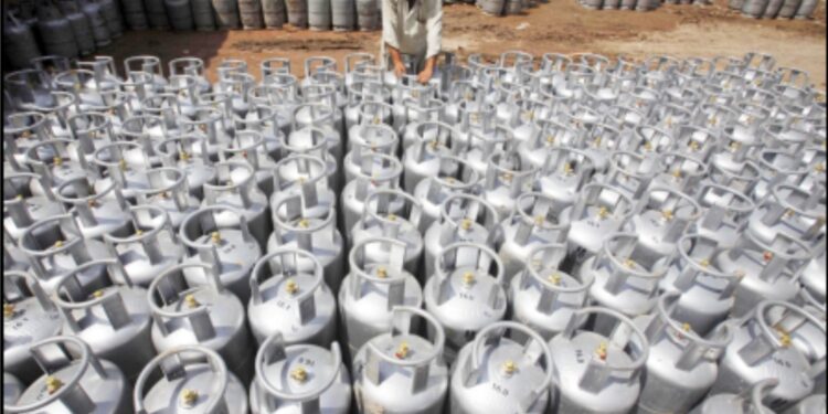 ایندھن کی قیمتوں میں اضافے نے کراچی میں ایمبولینس  اور جنازے کی نقل و حمل کے اخراجات میں اضافہ کیا