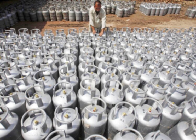 ایندھن کی قیمتوں میں اضافے نے کراچی میں ایمبولینس  اور جنازے کی نقل و حمل کے اخراجات میں اضافہ کیا