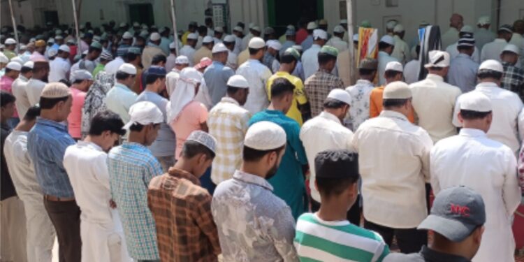 جمعۃ الوداع پر مساجد میں نمازیوں کی امڑی بھیڑ،پورے عالم میں امن و امان کیلئے دعائیں کی گئی