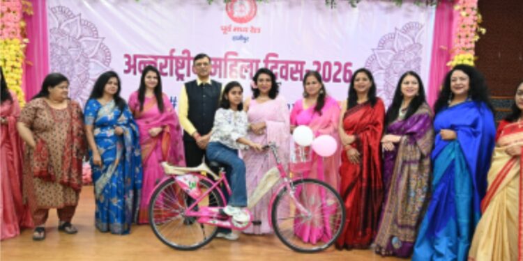 ریلوے ملازمین کی 739 منتخب بیٹیوں میں اعلیٰ تعلیم کے لیے وظائف تقسیم کیے گئے