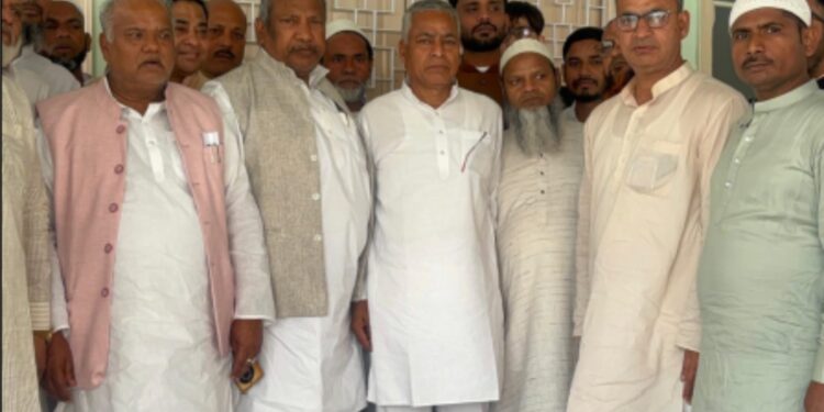 وزیر شرون کمار اور رکن اسمبلی نے سابق ڈپٹی میئر ندیم ظفر عرف گلریز انصاری کے گھر پہنچ کر عیدالفطر کی مبارکباد دی