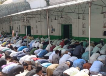 رمضان المبارک کے تیسرے جمعہ کی نماز کے بعد ہزاروں ہاتھ دعاؤں کیلئے اٹھے
