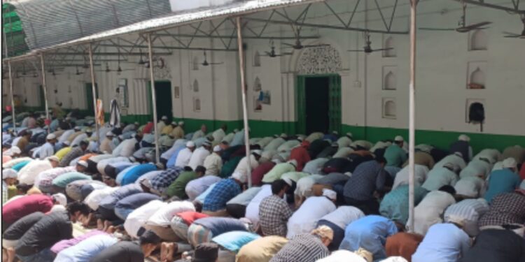 رمضان المبارک کے تیسرے جمعہ کی نماز کے بعد ہزاروں ہاتھ دعاؤں کیلئے اٹھے