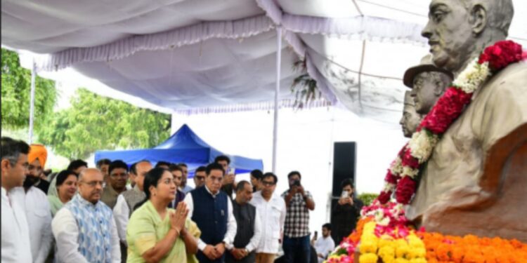 وجیندر گپتا، ریکھا گپتا اور دہلی کابینہ کے وزراء نے شہید  بھگت سنگھ راج گرو اور سکھ دیو کو گلہائے عقیدت پیش کی