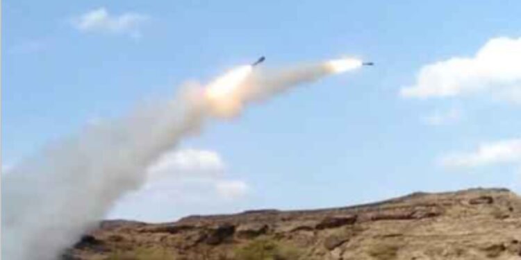 یمن کے حوثیوں کا اسرائیل پر میزائل حملہ