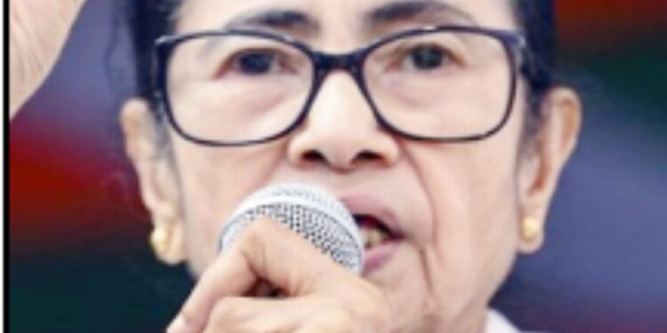 ممتا بنرجی کا الیکشن کمیشن پر بنگال کونشانہ بنانے کا الزام، اقدامات کو غیر اعلانیہ ایمرجنسی قرار دیا