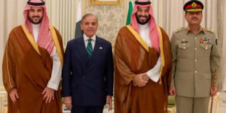 کشیدہ صورتحال کے پیش نظر پاکستان میں ہنگامی سفارتی رابطے تیز