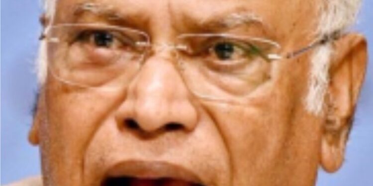 کرونا دور میں مزدوروں کو راحت دینے والی  منریگا کو مودی نے نظر انداز کیا: کھڑگے