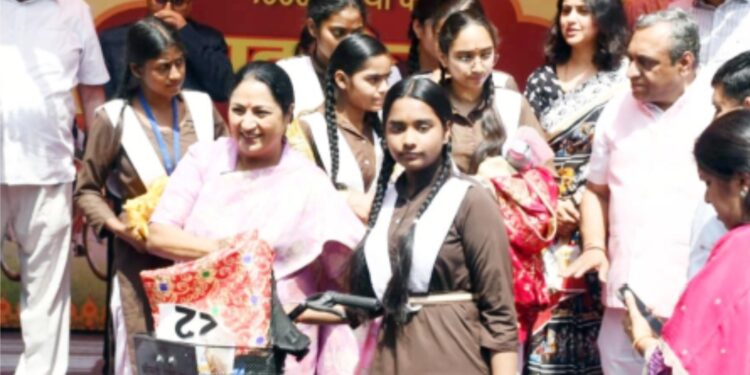 وزیر اعلیٰ ریکھا گپتا نے ایک ہزار لڑکیوں کو سائیکلیں دیں