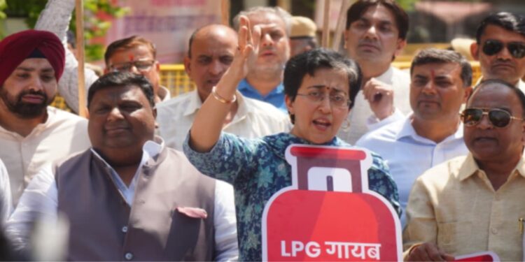 نریندر مودی نے سلینڈر کیاغائب ’آپ‘ ممبران اسمبلی نے لگائے نعرے