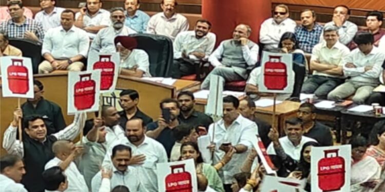 ایم سی ڈی ایوان میں ایل پی جی قلت پر بحث سے بھاگی بی جے پی،’ آپ‘ کا زبردست احتجاج