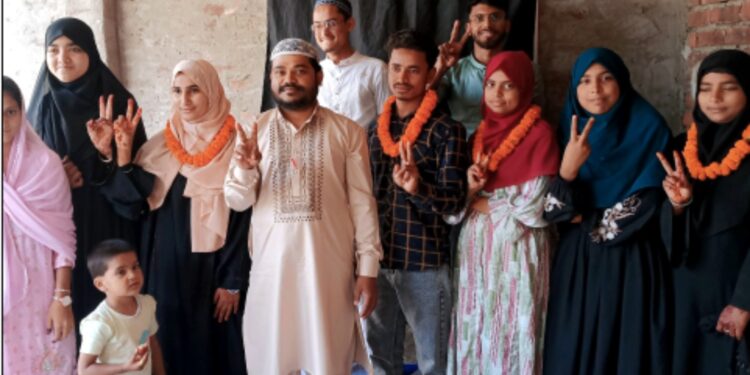انٹر میڈیٹ امتحان میں اردو مضمون میں اعلیٰ نمبرات حاصل کر طلبہ و طالبات نے لہرایا پرچم