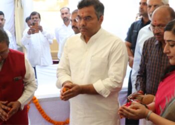 پرویش صاحب سنگھ اور بانسوری سوراج نے لودھی کالونی میں  بجلی کی فراہمی کے نیٹ ورک کو اپ گریڈ کرنے کا سنگ بنیاد رکھا